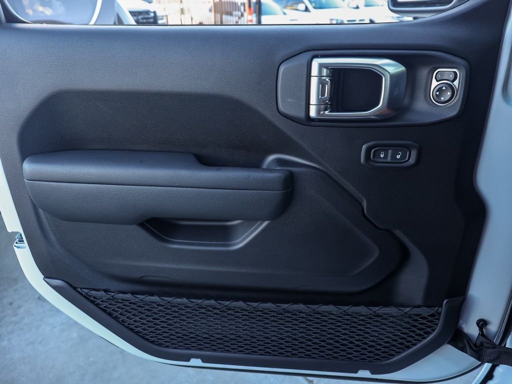 New 2026 Bright White Clear-Coat Exterior Paint Jeep Rubicon image 21