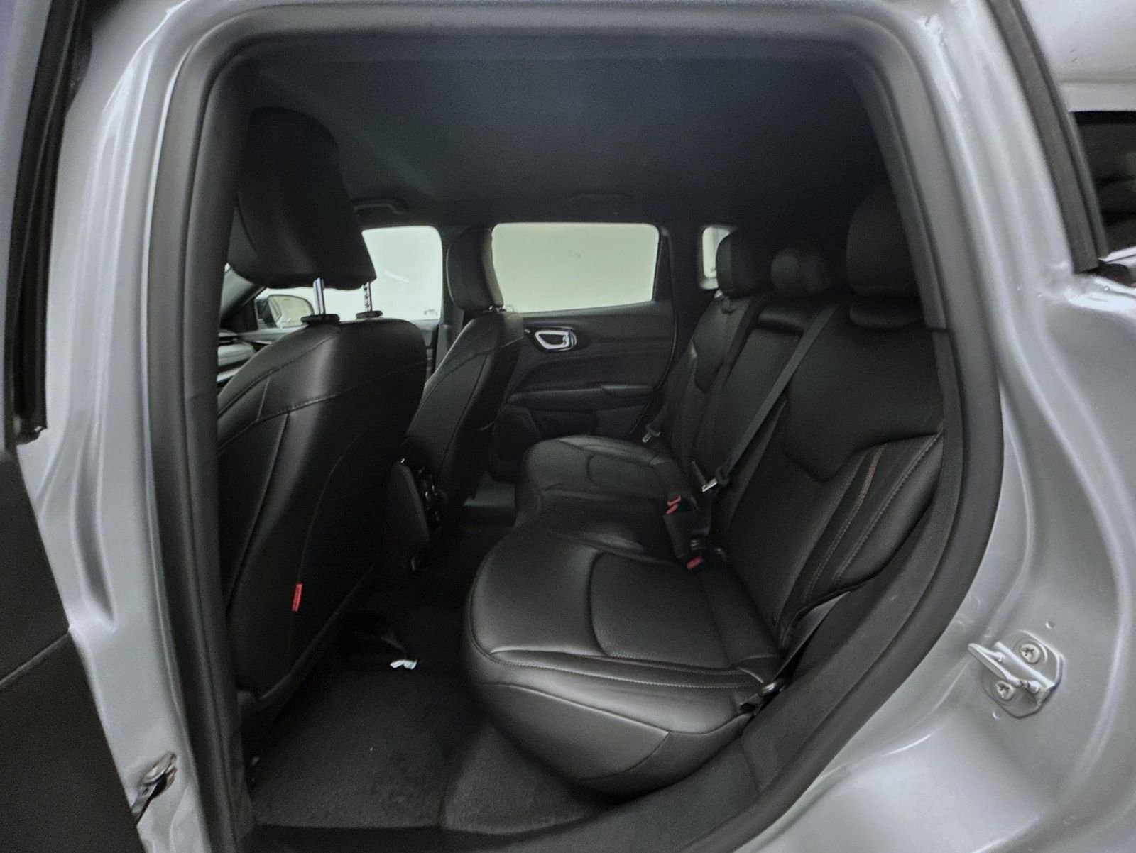 New 2026 Silver Zynith Metallic Clear-Coat Exterior Paint Jeep Trailhawk image 19