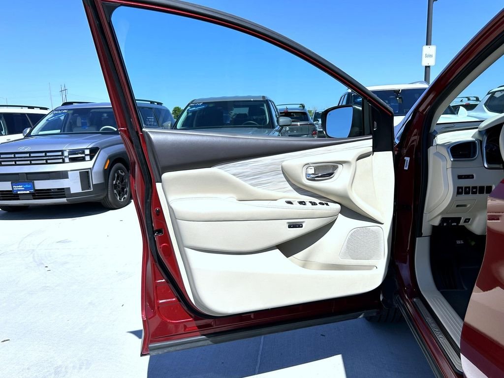 Used 2017 Red Nissan Platinum image 10