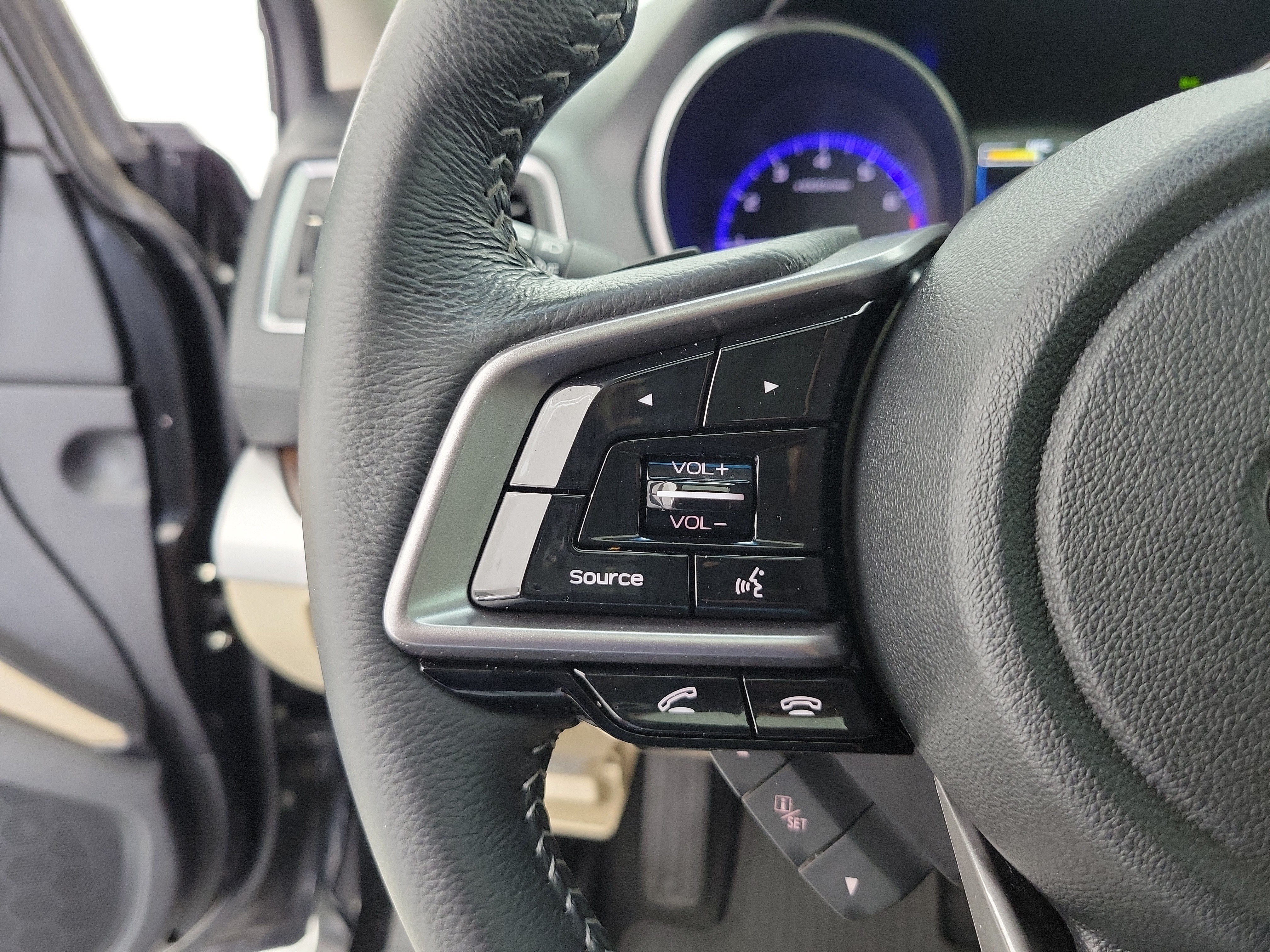 Used 2018 Crystal Black Pearl Subaru 3.6R image 25