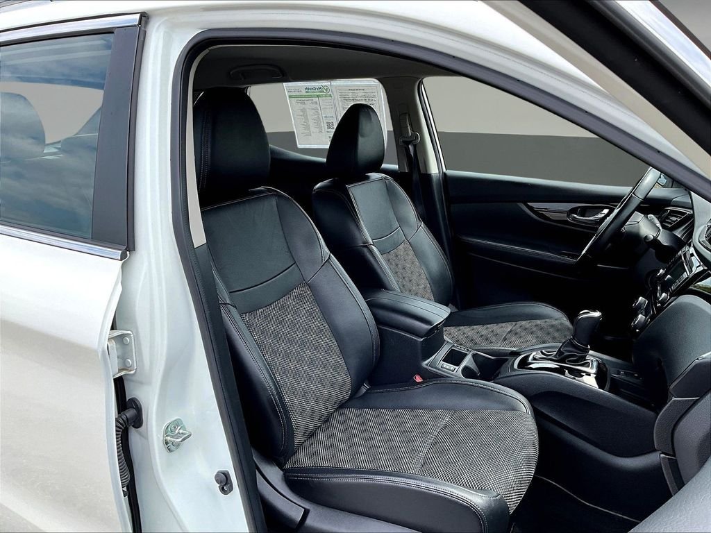 Used 2022 White Nissan SV image 31