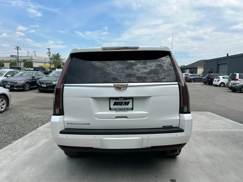 Used 2019 White Cadillac Sport Utility 4D image 35