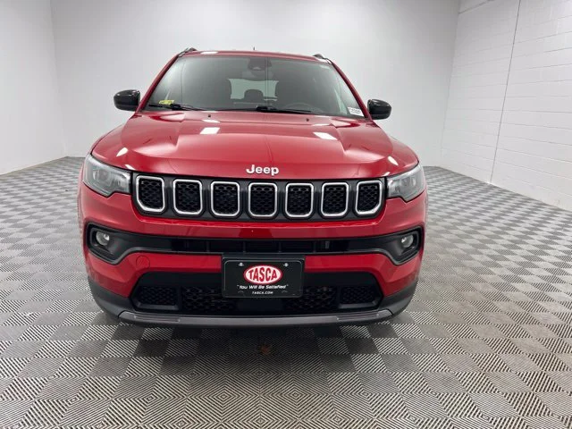 Used 2024  Jeep Latitude image 3
