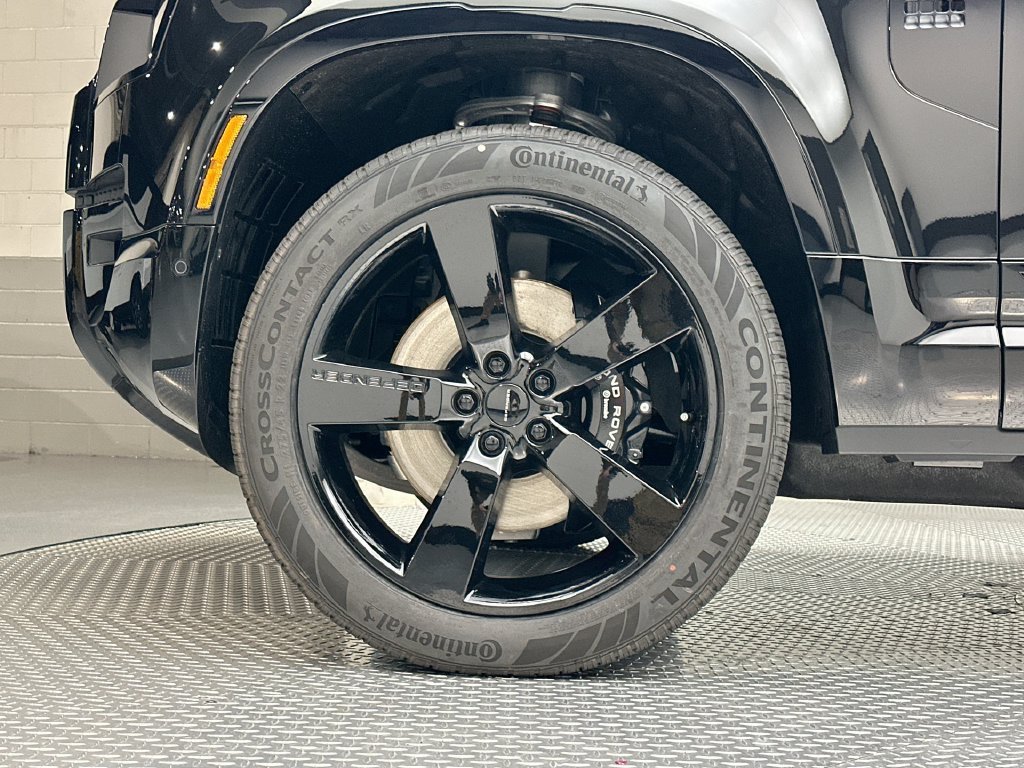 New 2026 Santorini Black Metallic Land Rover V8 image 5