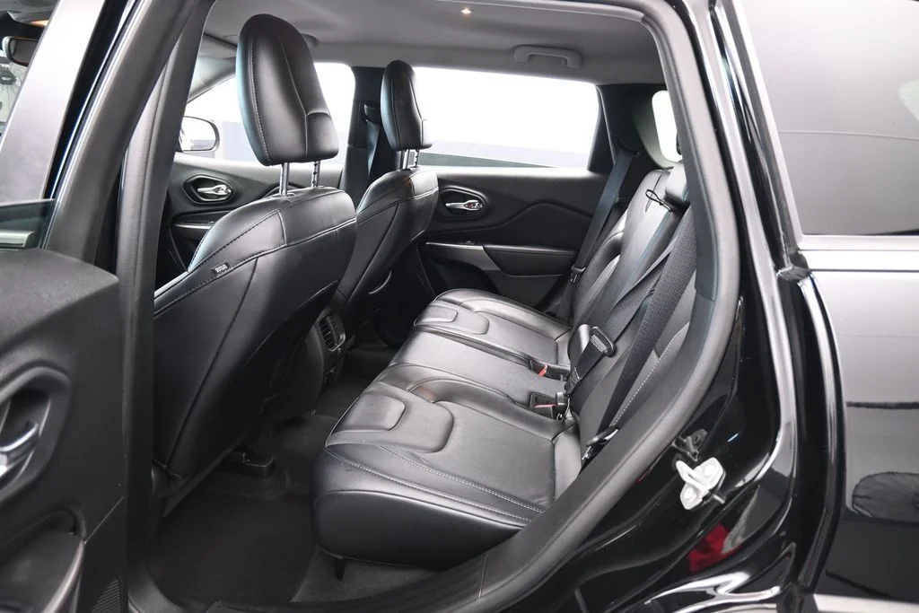 Used 2022 Diamond Black Crystal Pearlcoat Jeep Latitude Lux image 28