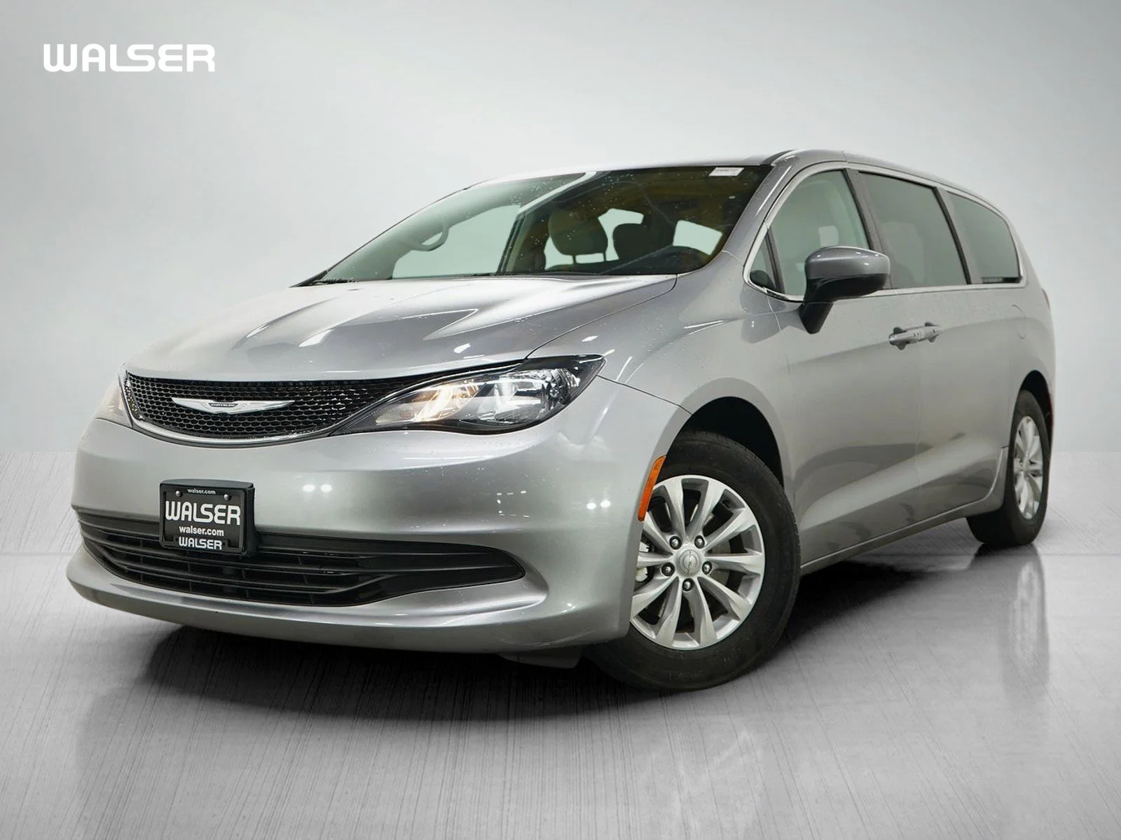 2017 Chrysler Pacifica Touring's photo