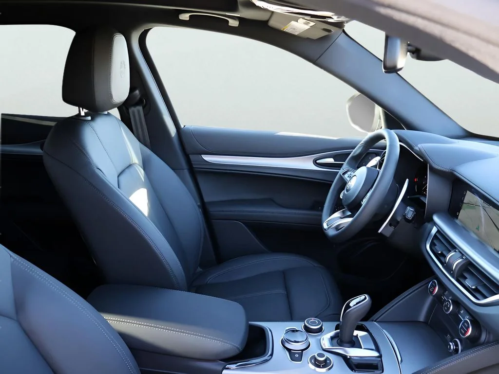 New 2025 Vulcano Black Metallic Alfa Romeo Base image 10
