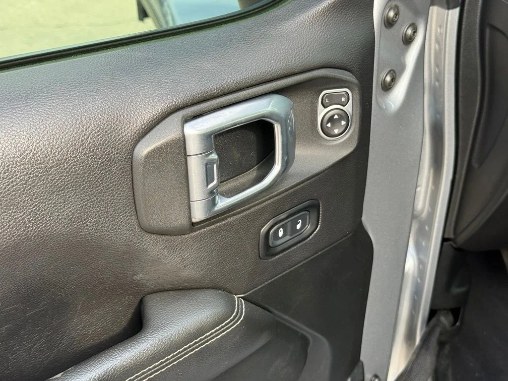 Used 2020 Silver Jeep Unlimited Sahara image 11