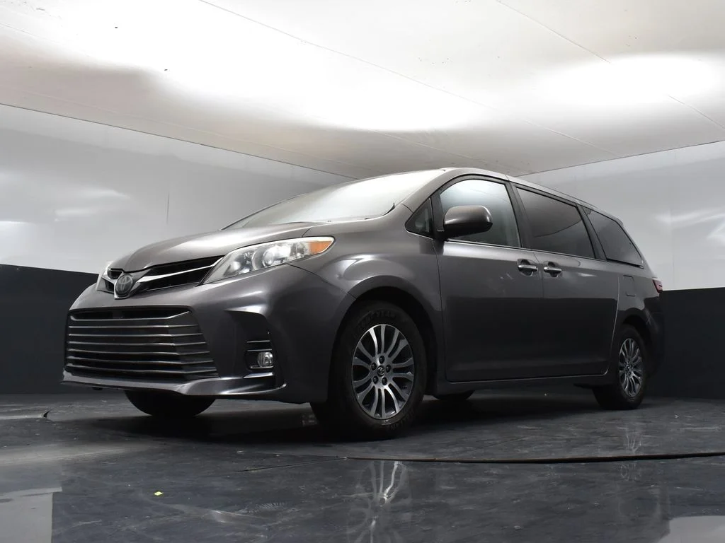 Used 2018 Gray Toyota XLE image 12