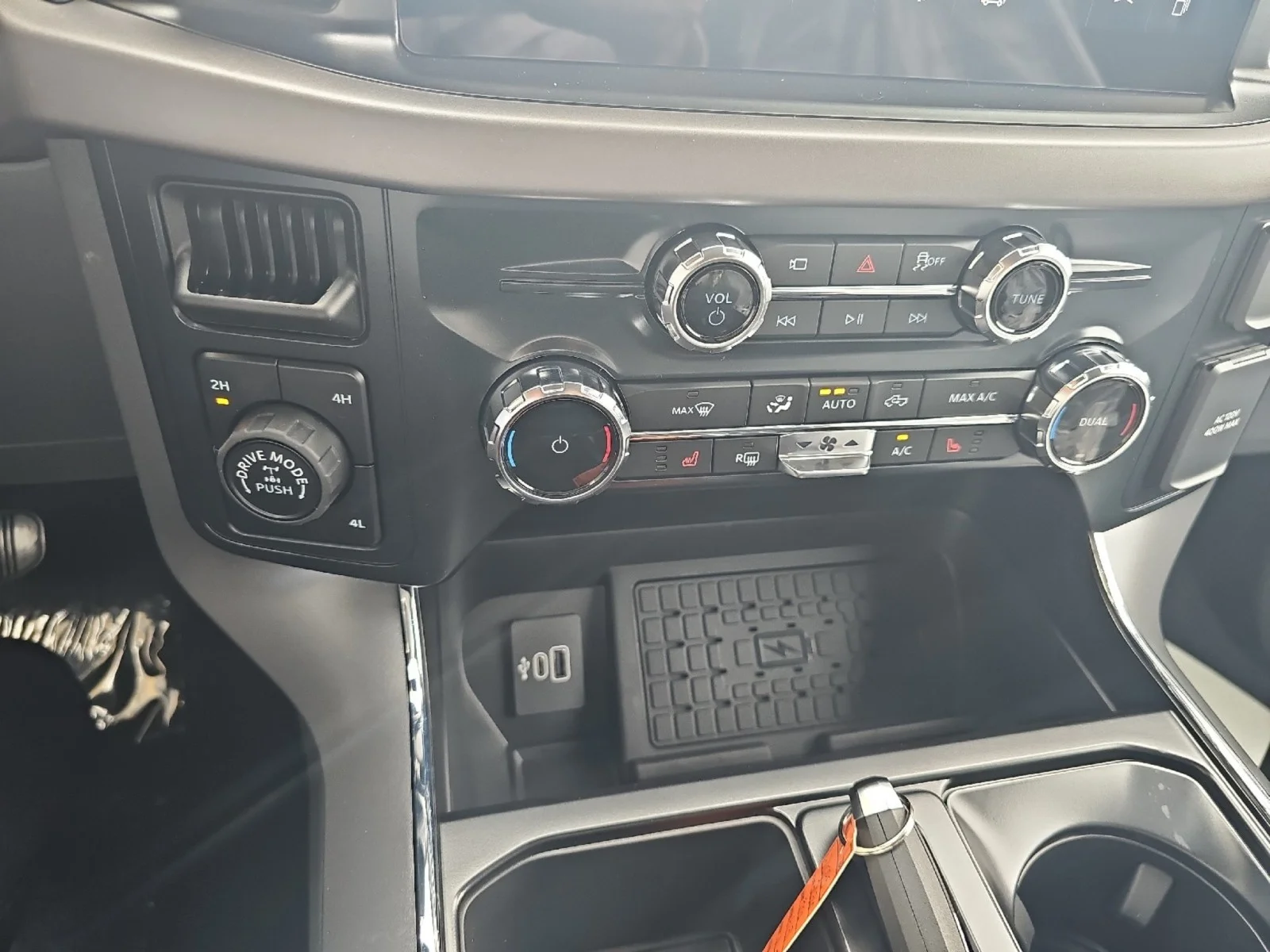 New 2026 Agate Black Metallic Ford XLT image 26