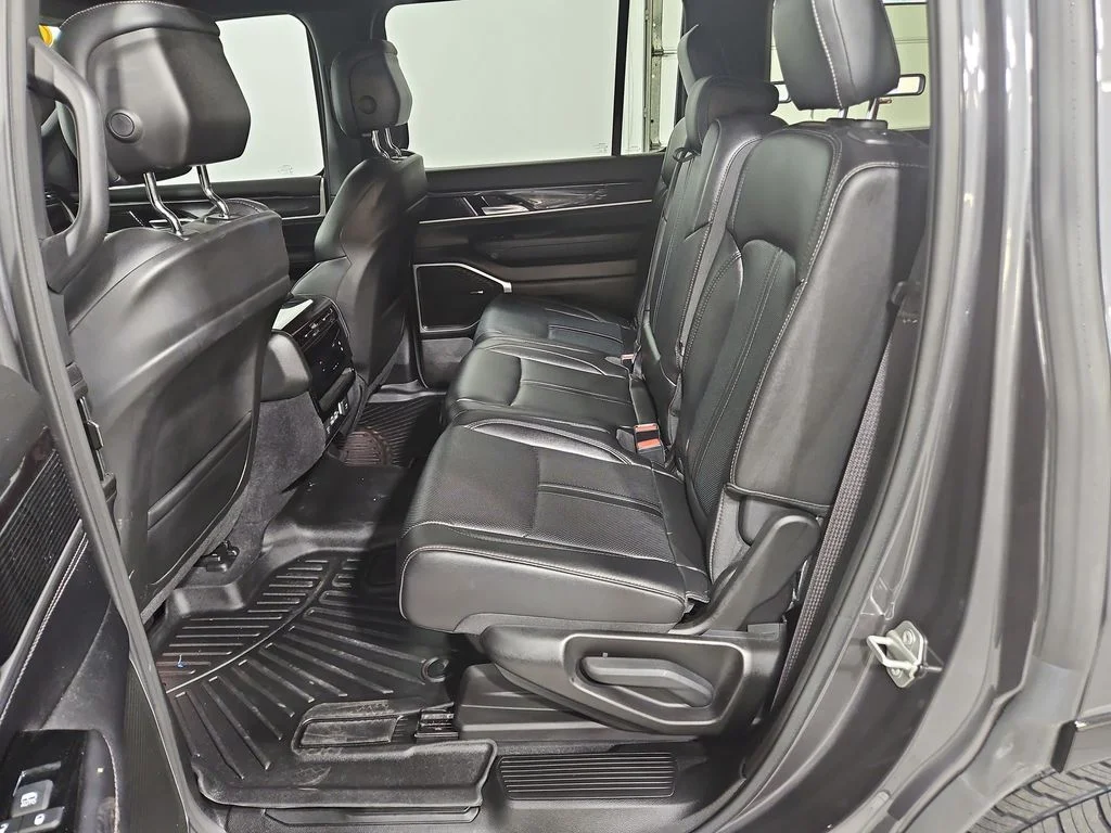 Used 2023 Gray Jeep Base image 25