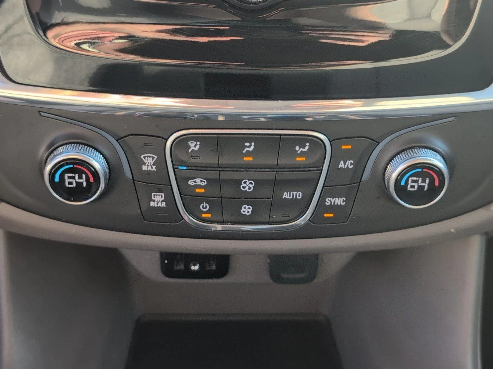 Used 2018 SUMMIT WHITE Chevrolet LT Cloth image 23