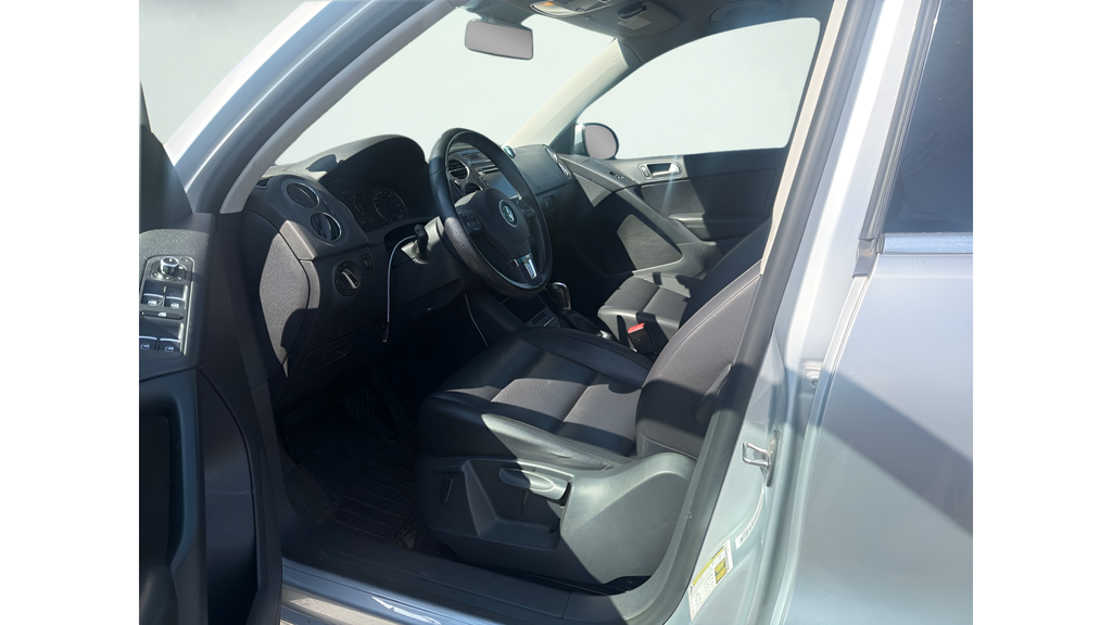 Used 2012 Silver Volkswagen SE image 12