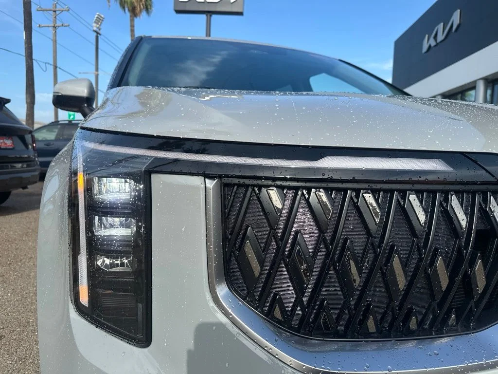 New 2027 White Kia LXS image 3