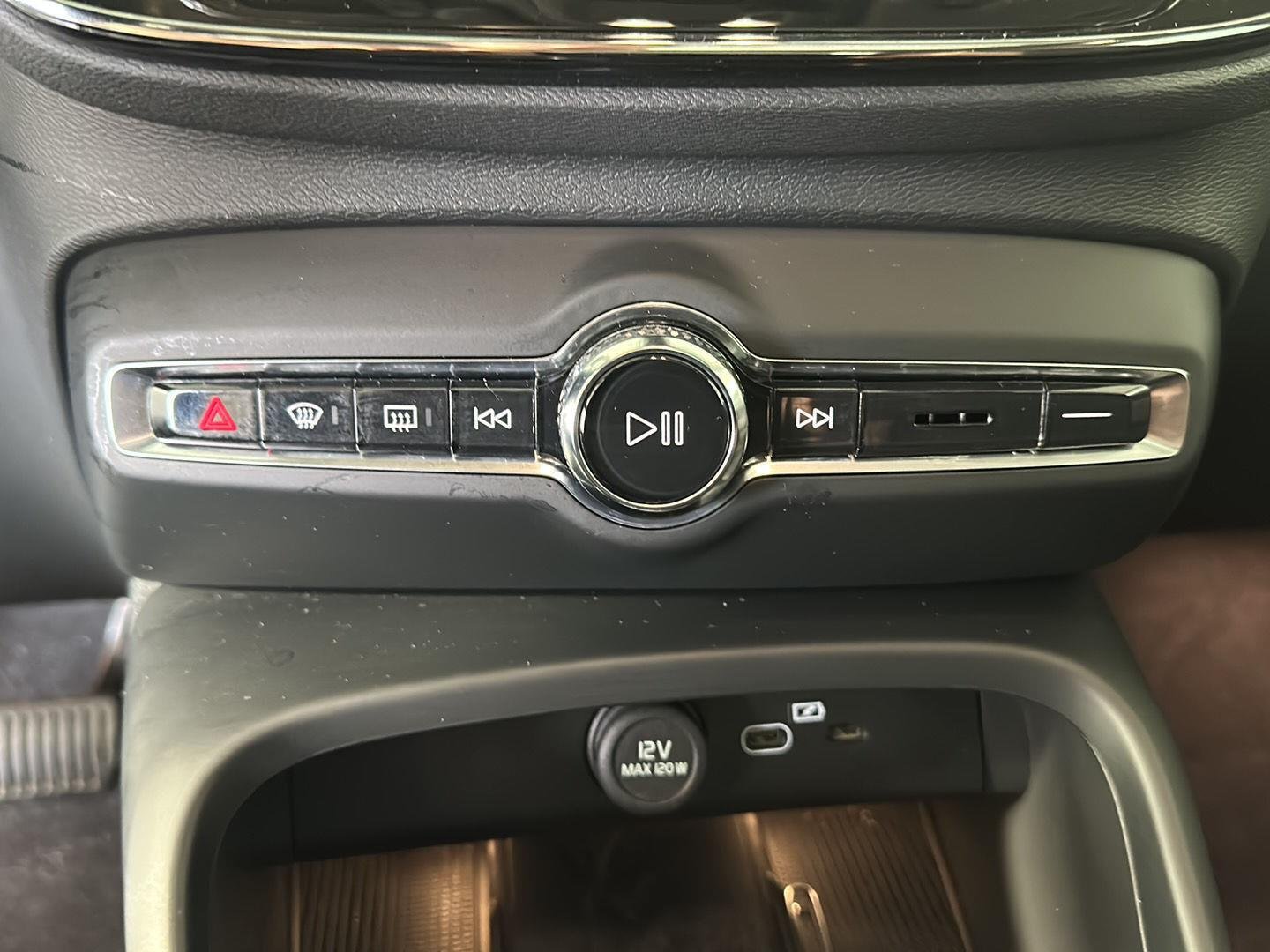 Used 2024 Onyx Black Metallic Volvo Plus Dark Theme image 18
