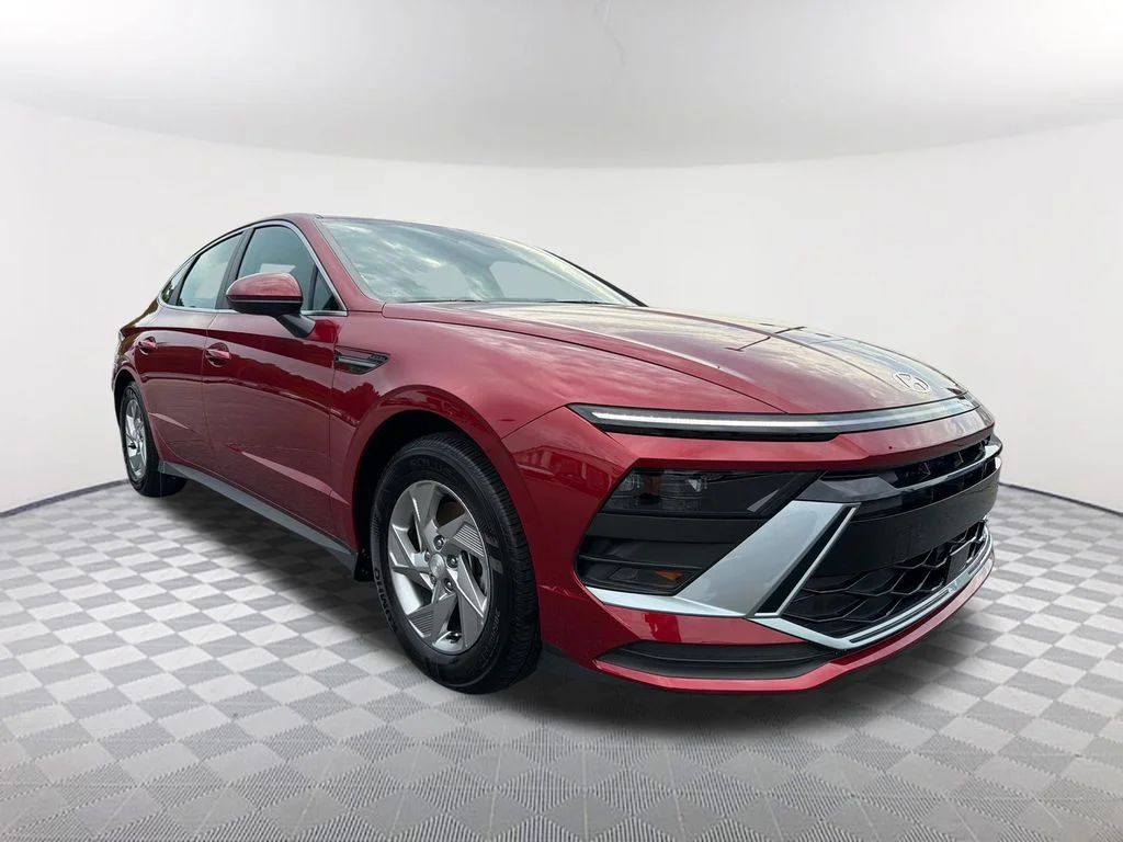 Used 2025 Red Hyundai SE image 3