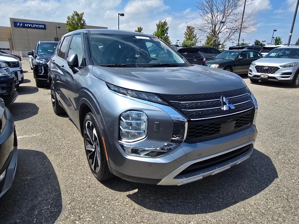 Used 2024 Gray Mitsubishi SE image 8
