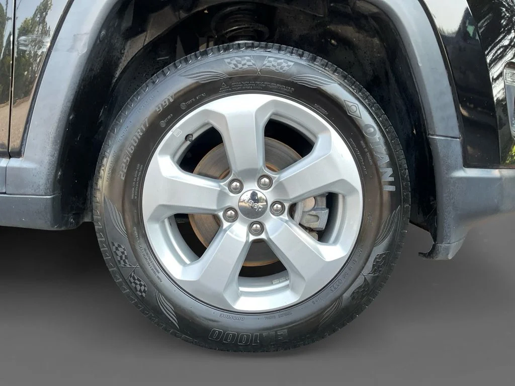 Used 2021 Black Jeep Latitude image 16
