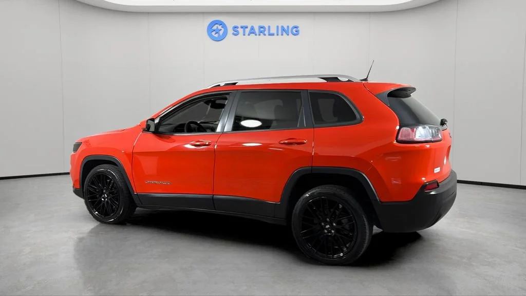 Used 2021 Orange Jeep Latitude FWD image 5