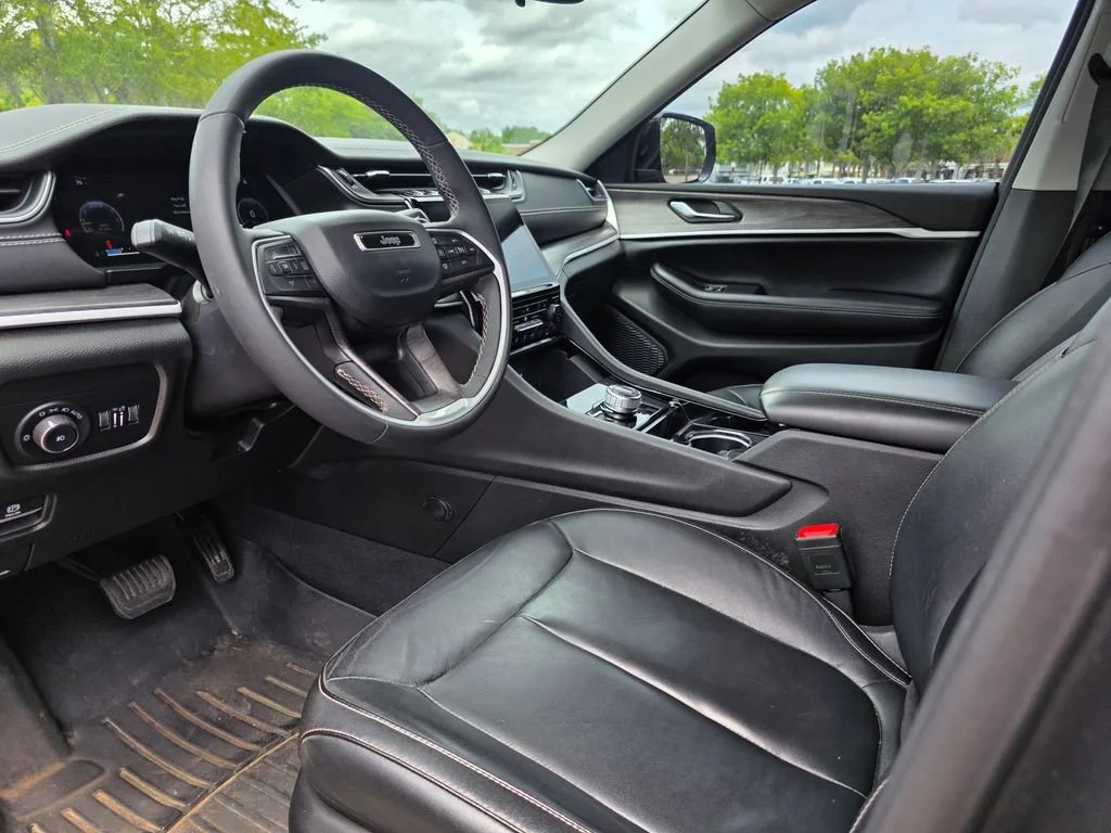 Used 2023  Jeep Limited image 11