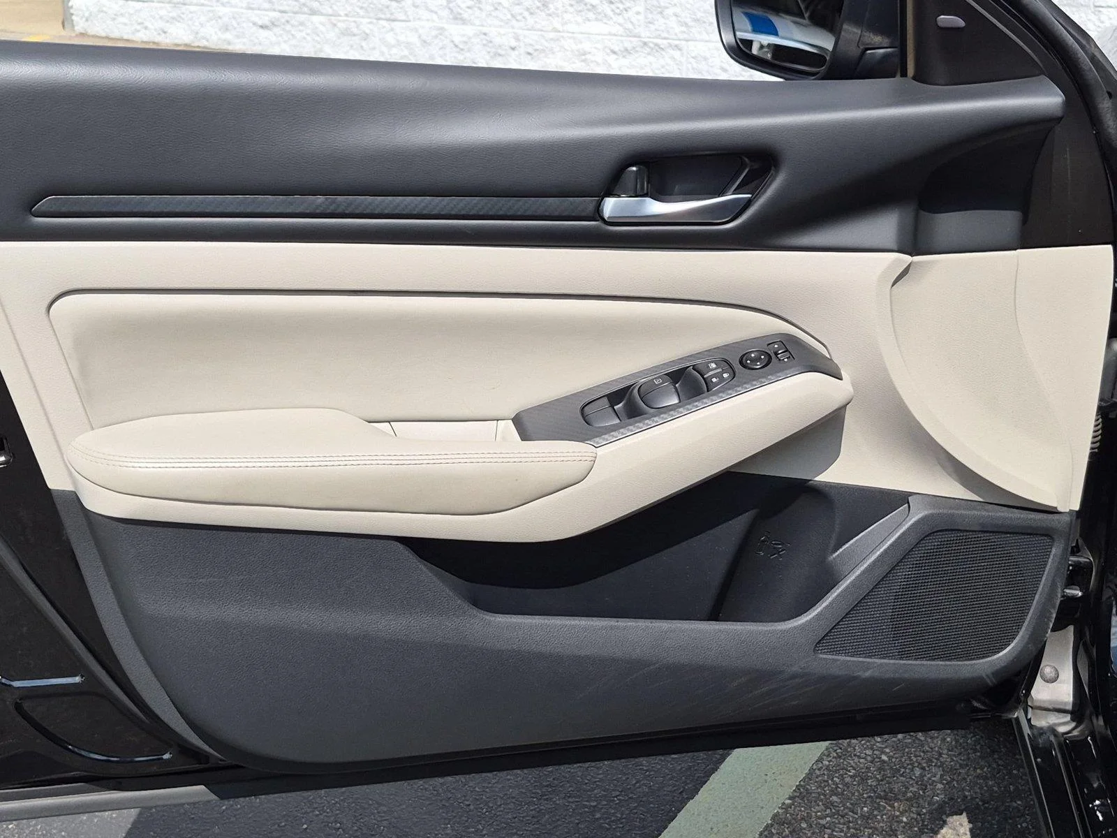 Used 2025 Super Black Nissan SV image 14