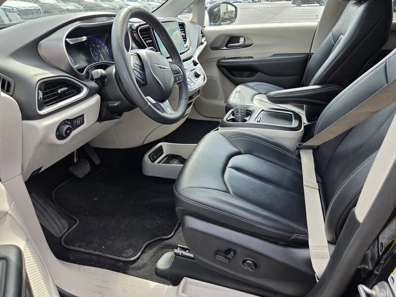 Used 2024 Diamond Black CHRYSLER TOURING L image 6