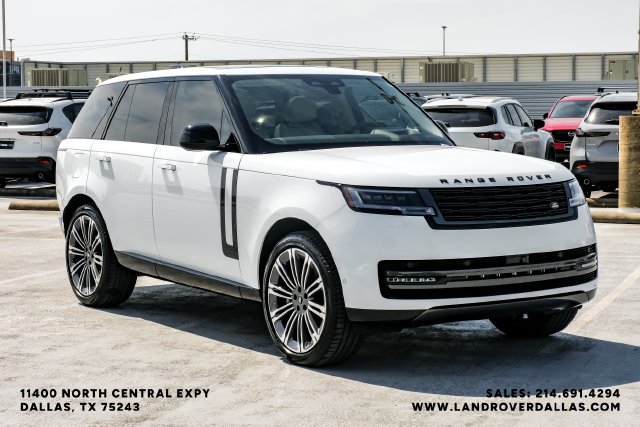 Used 2024  Land Rover SE image 4