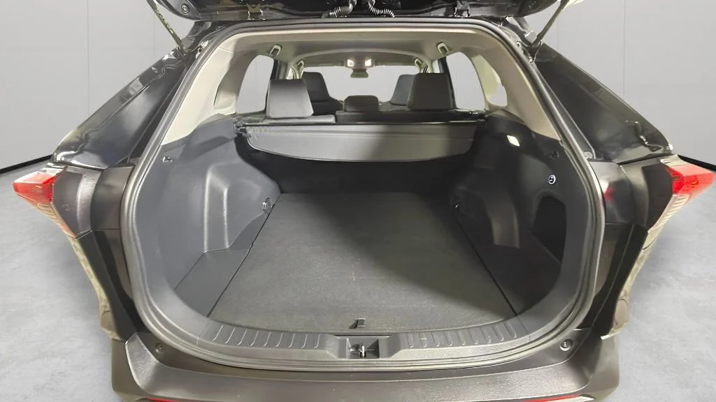 2025 Toyota RAV4 XLE - Photo 28