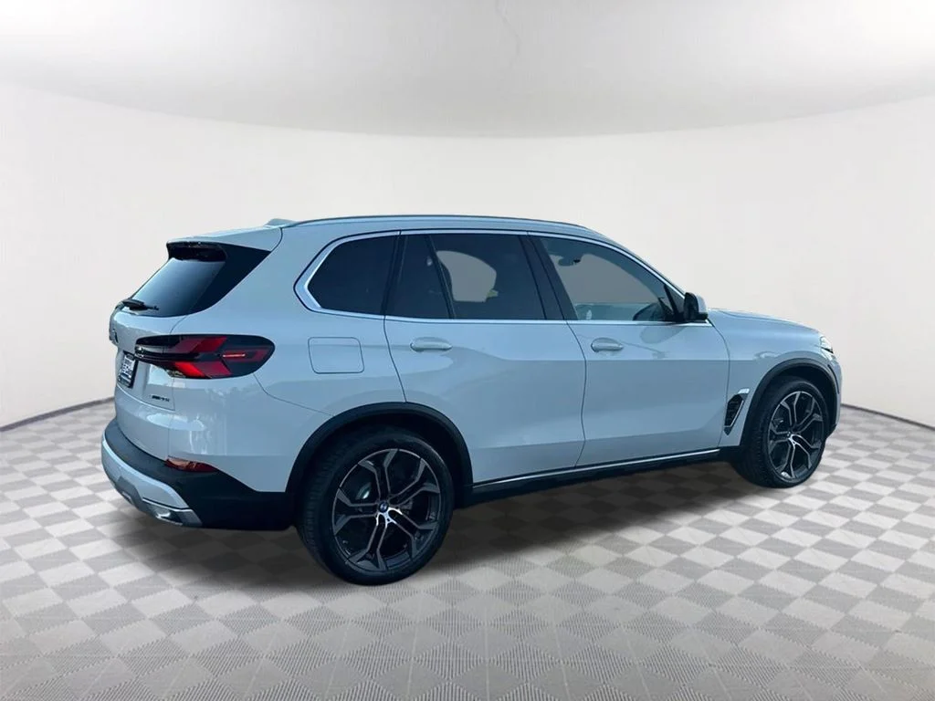 New 2026 White BMW sDrive40i image 5