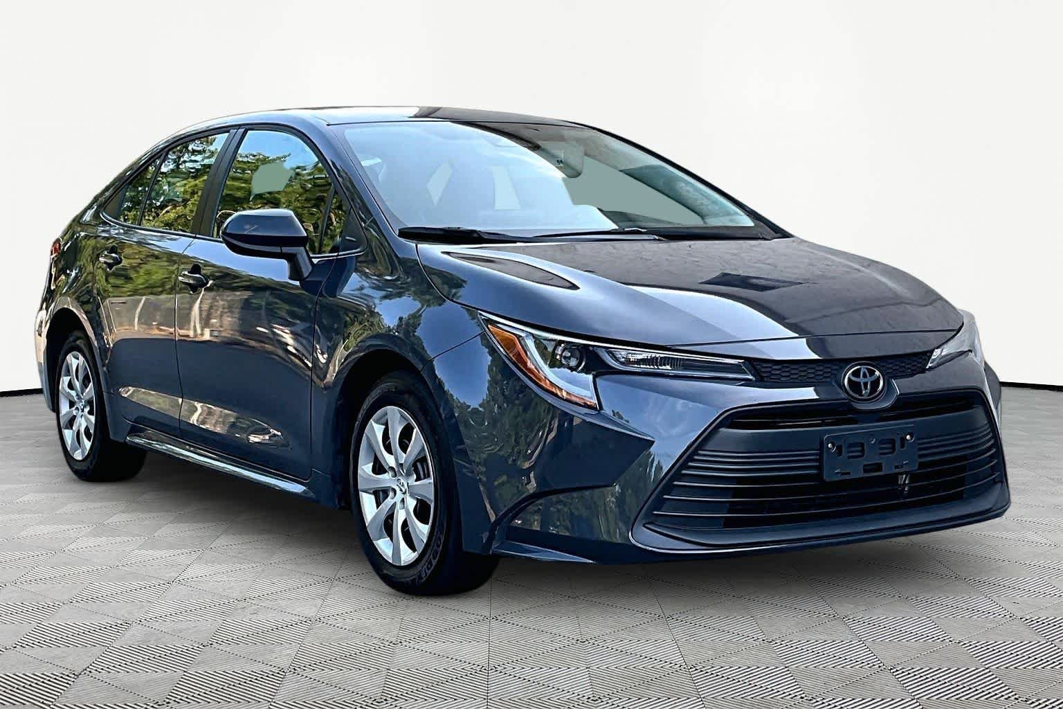 Used 2025 Underground Toyota LE image 3