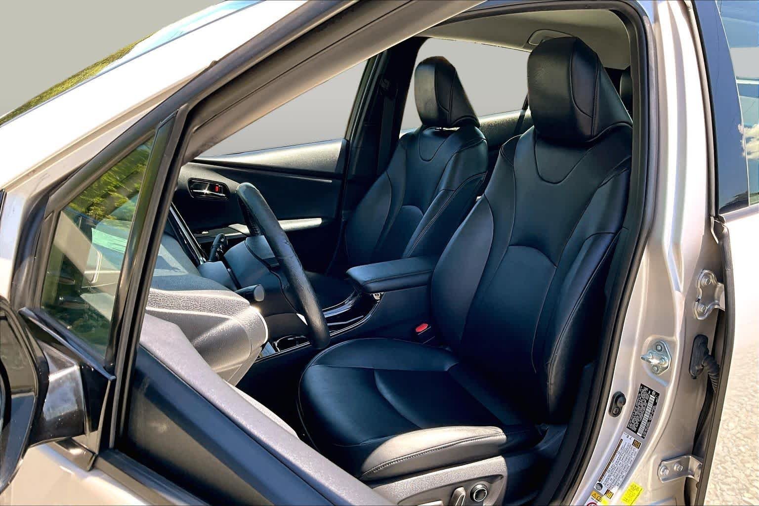 Used 2017 Titanium Glow Toyota Premium image 8