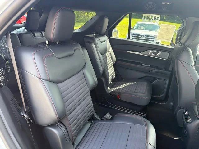 New 2026 Space White Metallic Ford ST-Line image 45
