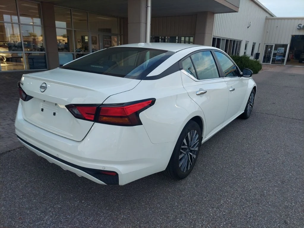 Used 2025 White Nissan 2.5 SV image 7