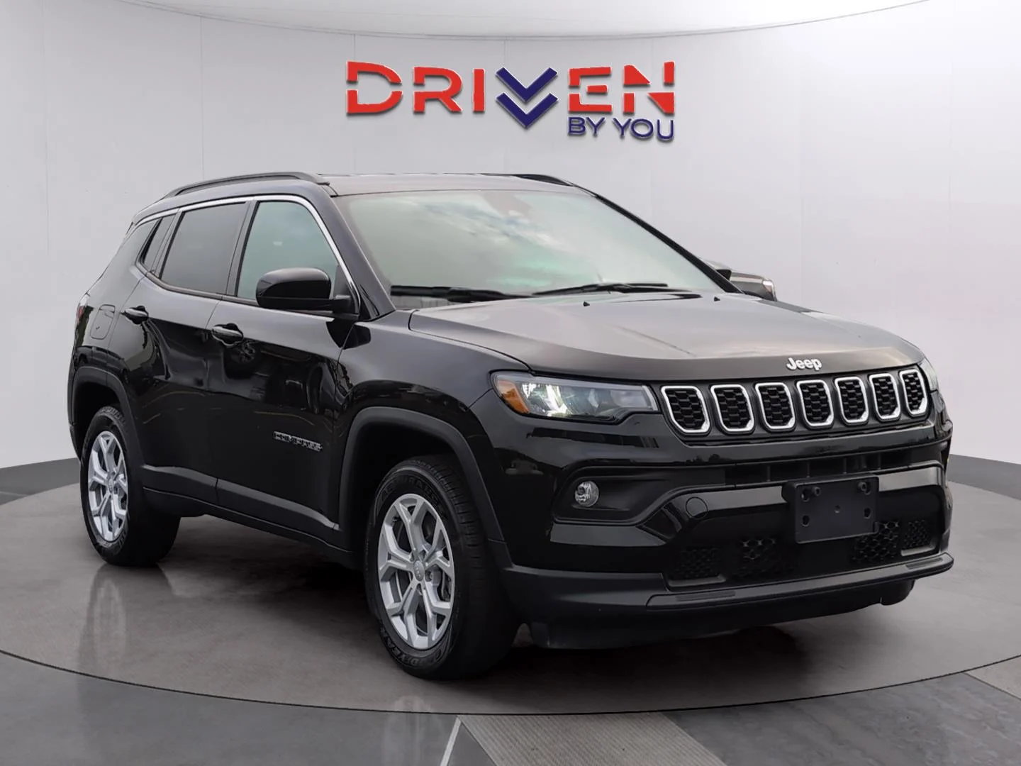 Used 2024 Diamond Black Crystal Pearlcoat Jeep Latitude image 7