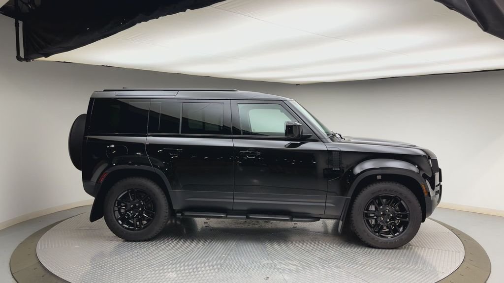 New 2026 Santorini Black Metallic Land Rover S image 9