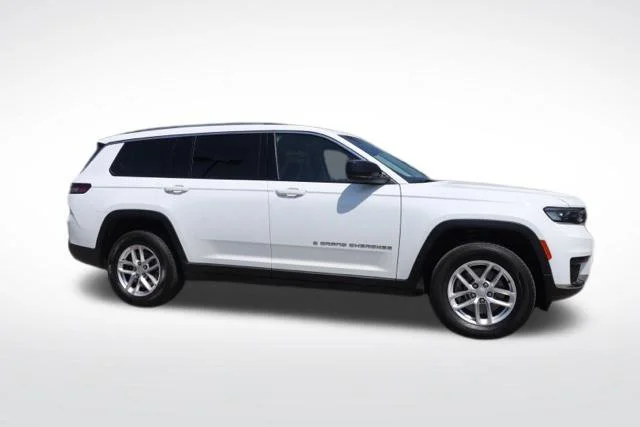 Used 2023 White Jeep Laredo image 13