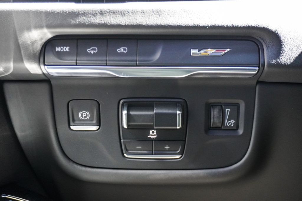Used 2025 White Cadillac V-Series image 29