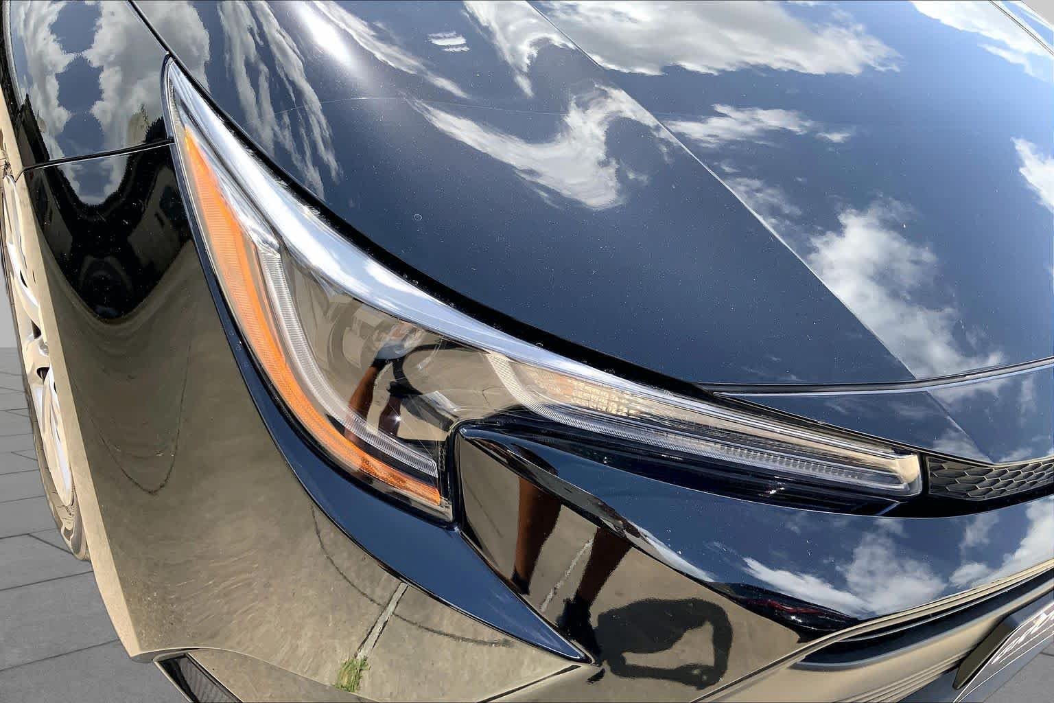 Used 2025 Midnight Black Metallic Toyota LE image 27