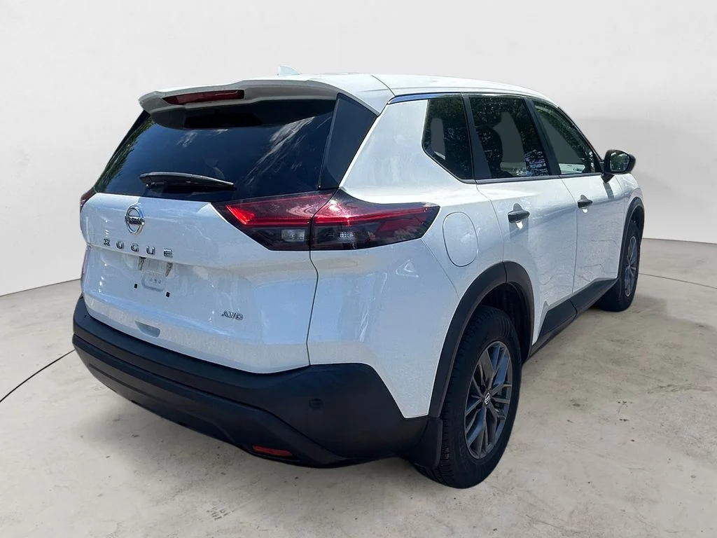 Used 2021 Glacier White Nissan S image 6