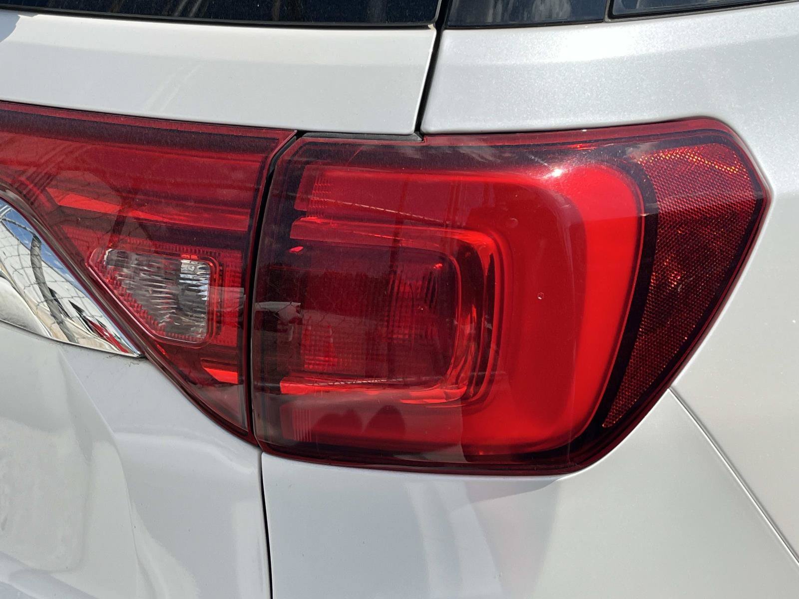 Used 2019 White Frost Tricoat GMC SLT image 6