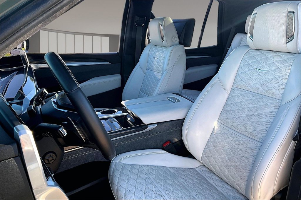 Used 2025 Green Cadillac V-Series image 27