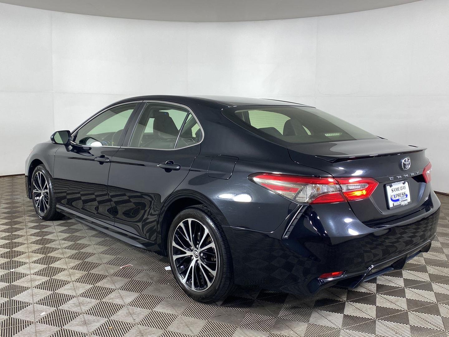 Used 2018 Midnight Black Metallic Toyota SE image 4