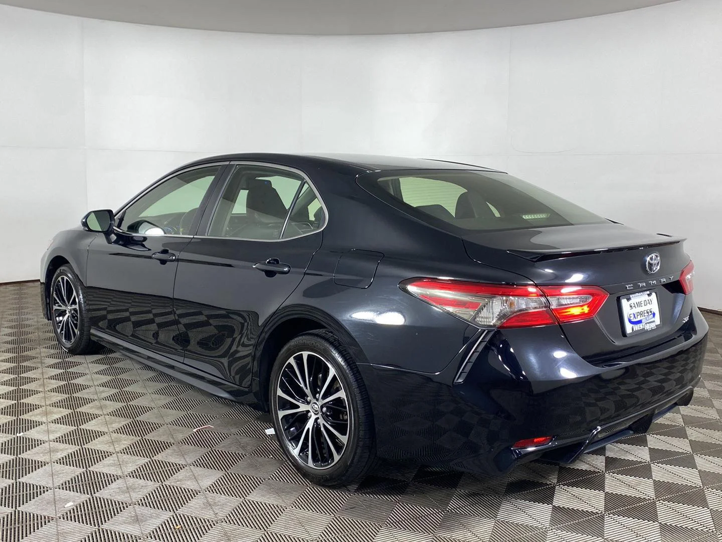 Used 2018 Midnight Black Metallic Toyota SE image 4