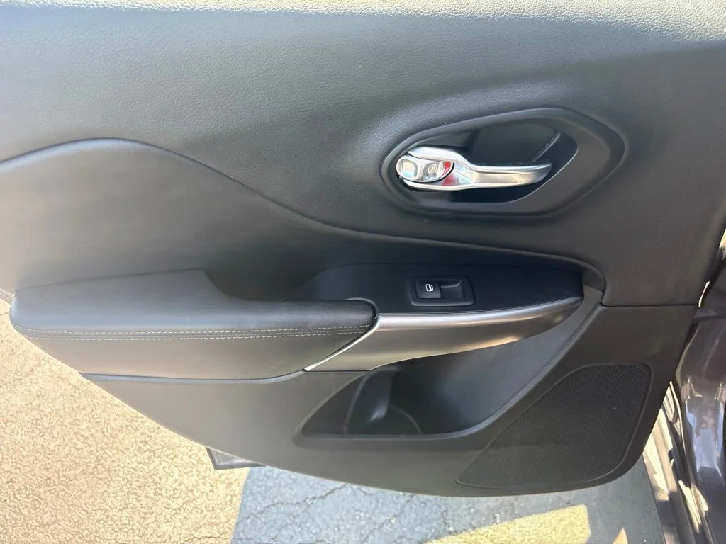Used 2019 Gray Jeep Latitude Plus image 26