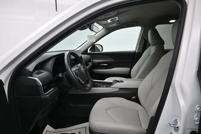 Used 2024 Wind Chill Pearl Toyota XLE image 10