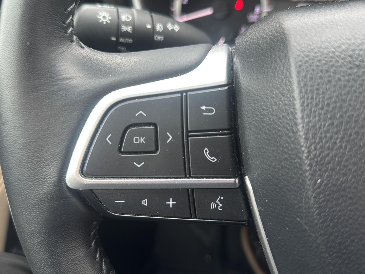 Used 2024 Wind Chill Pearl Toyota XLE image 17