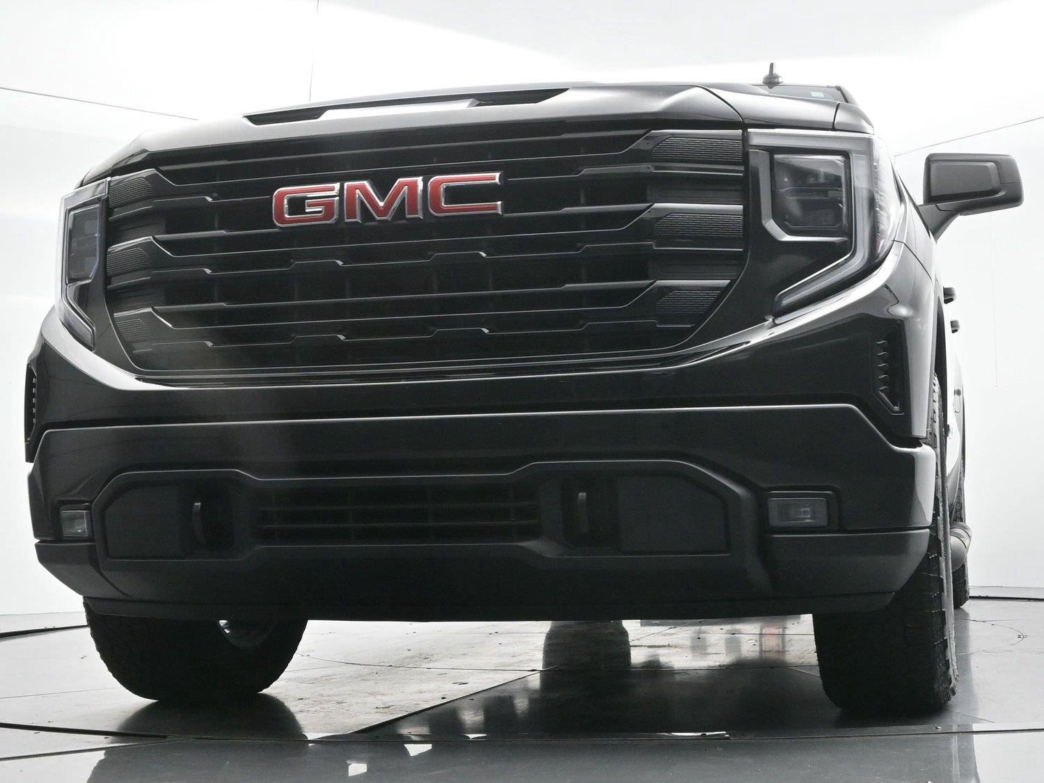 Used 2025 Onyx Black GMC Elevation image 47