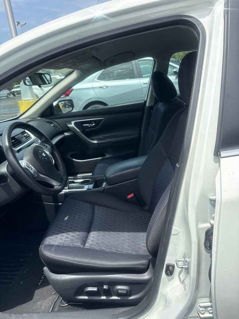 Used 2018 White Nissan 2.5 SV image 4