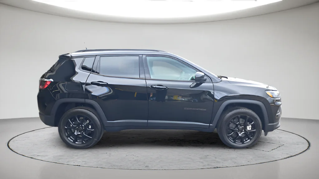 New 2026 Diamond Black Crystal Pearl-Coat Exterior Paint Jeep Latitude image 4