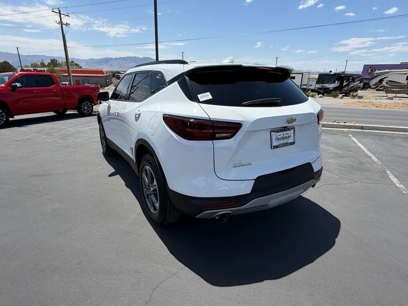 Used 2024 Summit White Chevrolet 2LT image 5